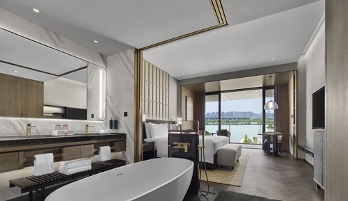 Basic Room, 1 King Bed, Balcony