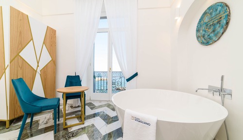 Deluxe Room, 1 King Bed, Bathtub