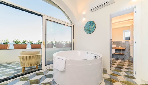 Room, Hot Tub