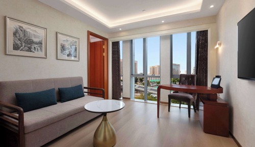 Business Suite, 1 King Bed, Non Smoking (Family)