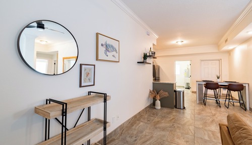 SoLE Courtyard-Suite #5 2 minute walk to beach