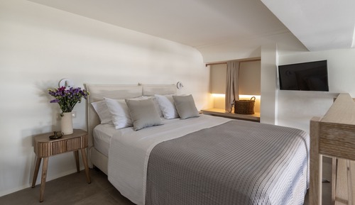 Deluxe Suite, City View