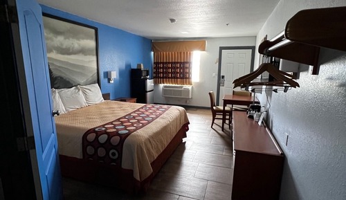 Basic Single Room, 1 King Bed, Non Smoking