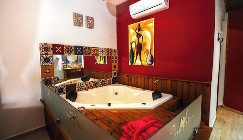 Deluxe Suite, Jetted Tub