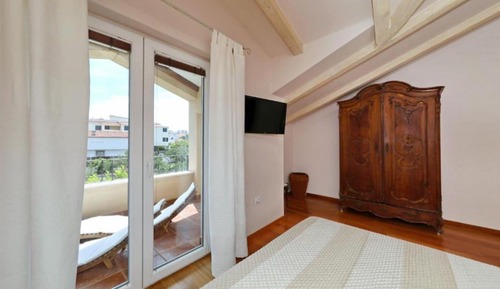 House (Three Bedroom Holiday Home with terra)