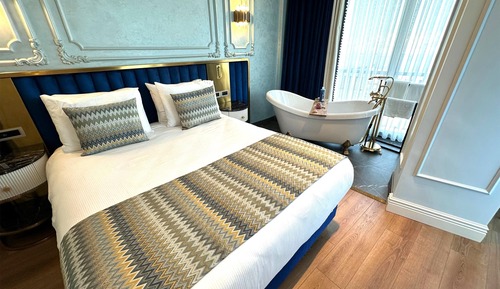 Presidential Room, Bathtub, Sea View