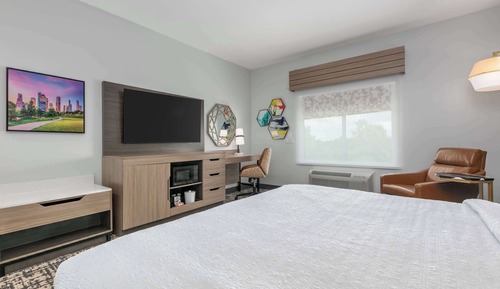 Room, 1 King Bed, Refrigerator & Microwave