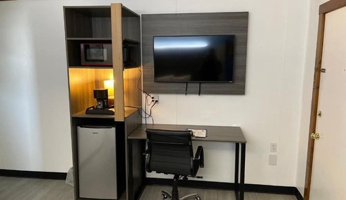 Room 1 Queen Bed