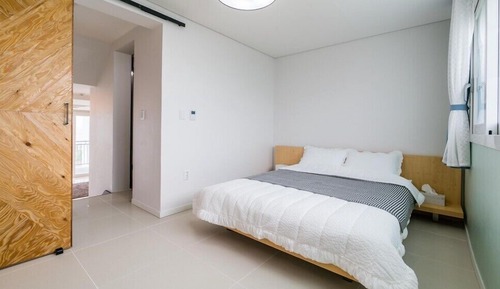 Room (Room 103)