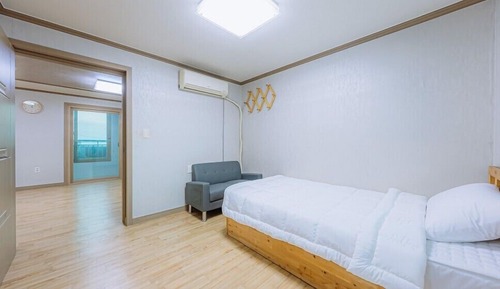 Room (Room 202)