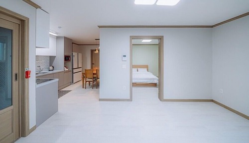 Room (Room 102)