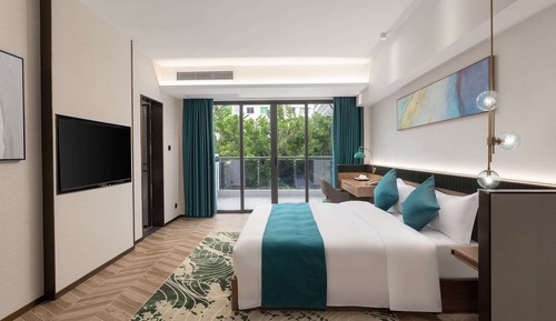 Deluxe Room, 1 King Bed, Non Smoking (Sunshine)