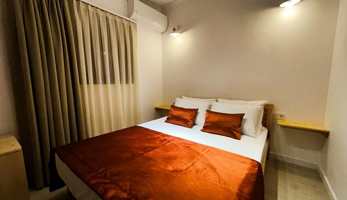 Napoli Room, Garden Floor