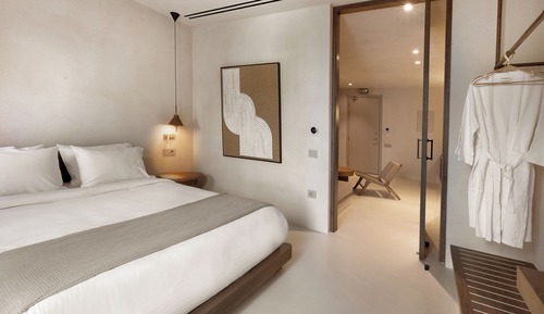 Yfes Hideaway Suite with Outdoor Jacuzzi