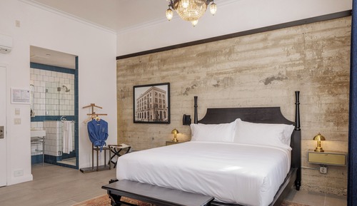 Room, 1 King Bed (Landmark)