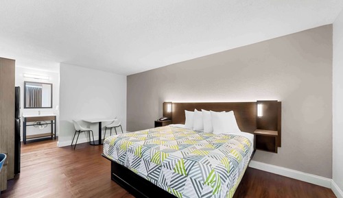 Standard Room, 1 King Bed, Smoking, Kitchen