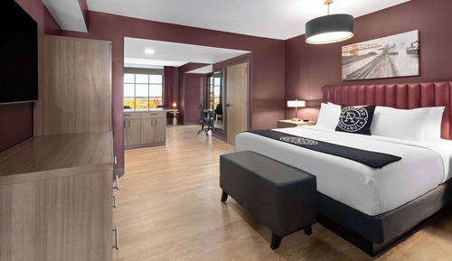 Deluxe Suite, 1 King Bed, Non Smoking, River View