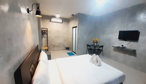 Deluxe Room, 1 Queen Bed, Ground Floor