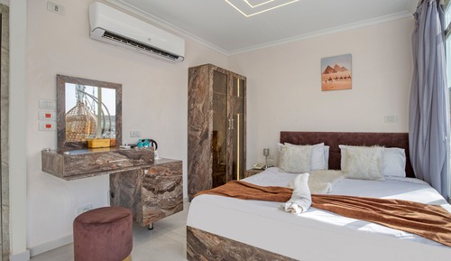 Sphinx Suite with Pyramids View