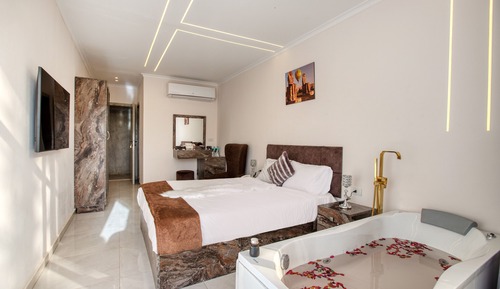 Royal Suite with Pyramids View