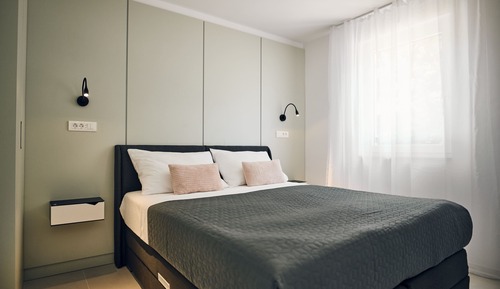 One-bedroom apartment with balcony and sea view