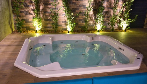 Exclusive Studio, Jetted Tub