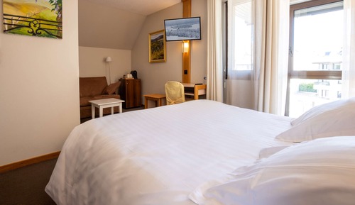 Junior Suite, 1 Queen Bed, Non Smoking (Living Room;with Sofabed)