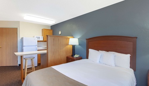 Room, 1 Queen Bed, Non Smoking (Efficiency, Upper Floor)