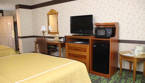 Classic Double Room, 2 Queen Beds, Refrigerator & Microwave