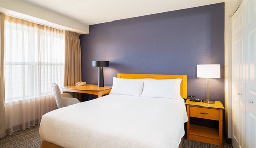 Suite, 2 Bedrooms (Mobility/Hearing Access, Roll-In Shwr)