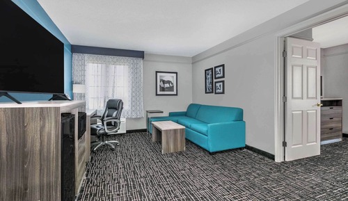 Deluxe Suite, 1 King Bed, Accessible, Non Smoking (Mobility/Hearing Impaired Accessible)