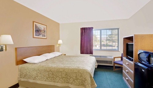 Room, 1 King Bed, Non Smoking (Pet Friendly)