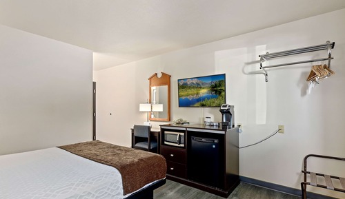 Standard Room, 1 Queen Bed, Non Smoking, Refrigerator & Microwave