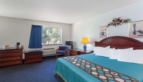 Room, 1 King Bed, Accessible, Non Smoking (Mobility/Hearing)