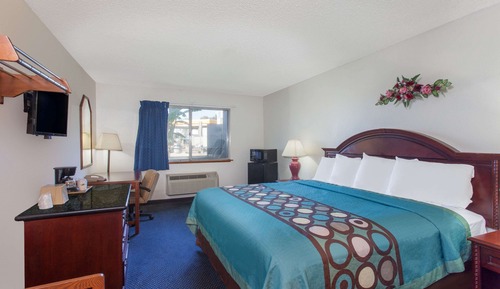 Room, 1 King Bed, Refrigerator