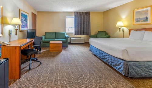 Deluxe Room, 1 King Bed, Non Smoking, View (Executive, Mountain/Pool View)