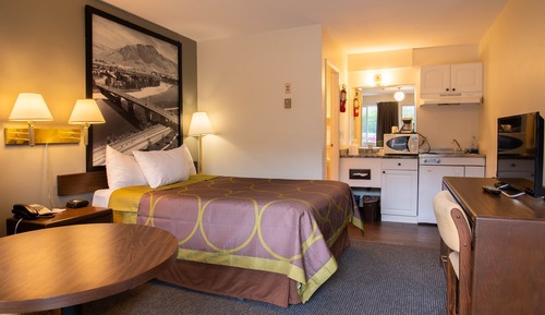 Kitchenette Room, 1 Queen Bed, Fridge, Microwave, Stove Top, Non Smoking