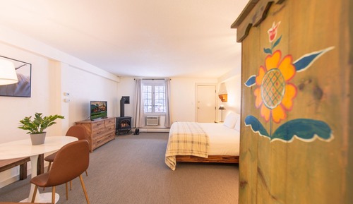 Superior King Room with a Fireplace