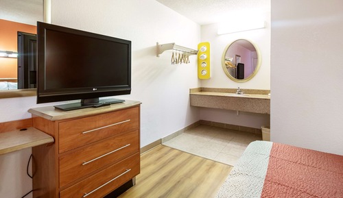 Deluxe Room, 1 King Bed, Non Smoking, Hot Tub