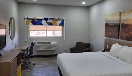 Room, 1 King Bed, Accessible, Non Smoking (Roll-In Shower)