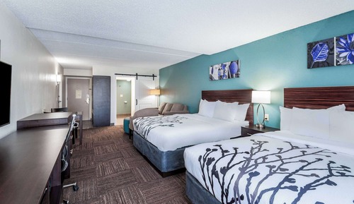   2 Queen Beds, Suite, Nonsmoking, Upgrade