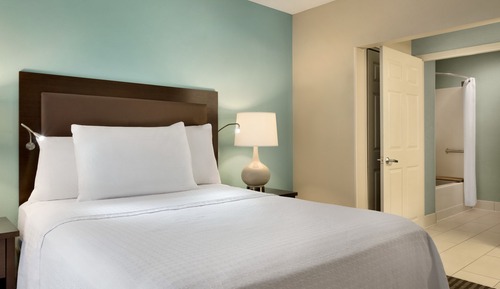Suite, 1 Queen Bed, Accessible, Bathtub