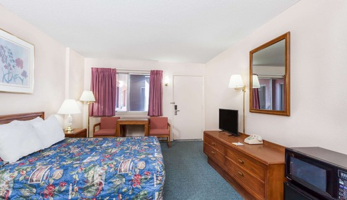 Room, 1 Queen Bed, Accessible, Non Smoking (Mobility, Bathtub w/ Grab Bars)