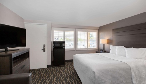 Standard Room, 1 Queen Bed