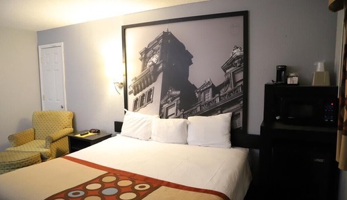 Comfort Room, 1 King Bed, Smoking