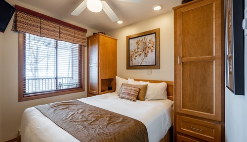 1 Bedroom 1 Bath Queen Wood View