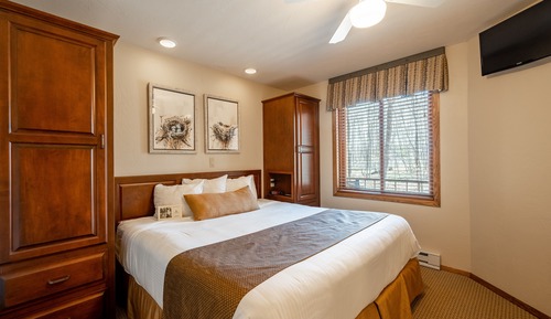 2 Bedroom 2 Bath Lofted Wood View King/ King