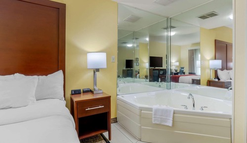 Suite, 1 King Bed, Accessible, Non Smoking