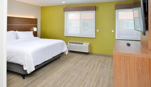 Standard Room, 1 King Bed, Roll-in Shower (Mobility Accessible)