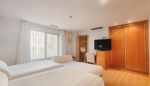 2 Single Beds with Extra Bed